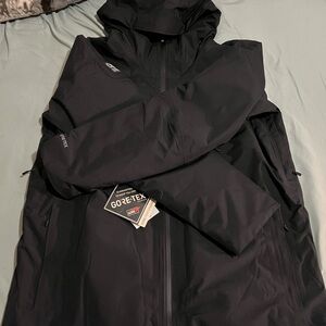 GORE-TEX Men's Black Waterproof Raincoat